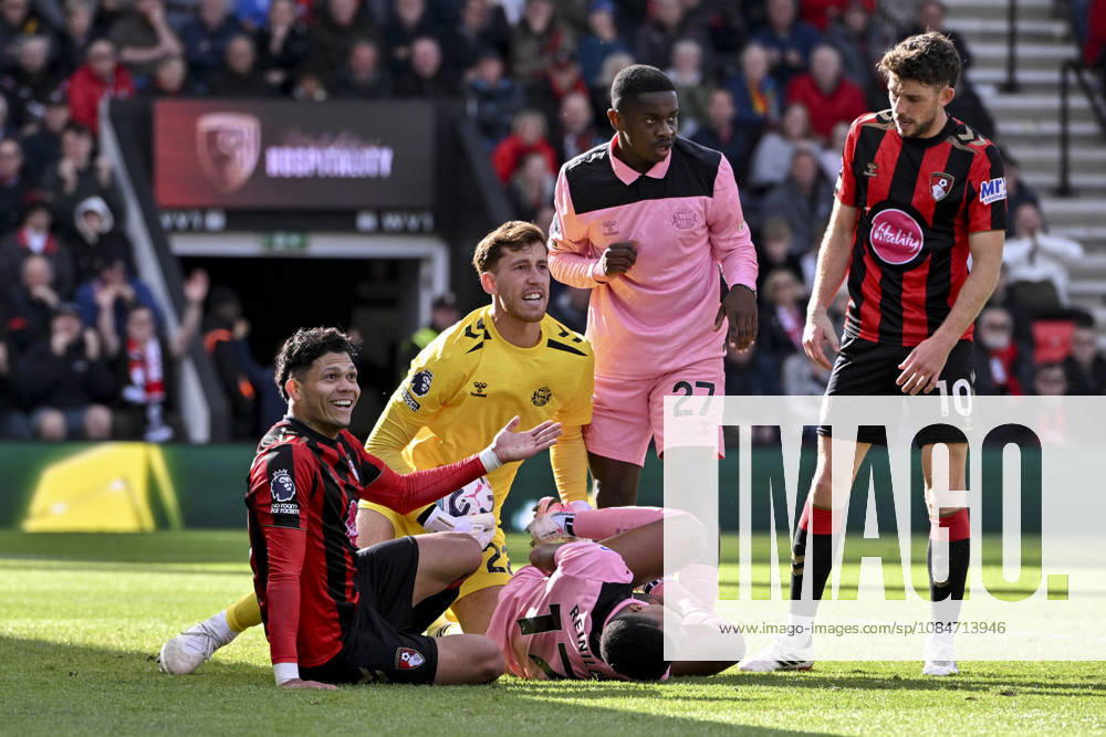 AFC Bournemouth v Sunderland, Premier League Evanilson of Bournemouth tangles with Reinildo Mandava of Sunderland during the AFC Bournemouth v Sunderland Premier League match at Vitality Stadium, Bournemouth, England on 18 October 2026 Credit: Andy Thomas Every Second Media Editorial use only. All images are copyright Every Second Media Limited. No images may be reproduced without prior permission. All rights reserved. Premier League and Football League images are subject to licensing agreements with Football DataCo Limited. see https: www.football-dataco.com