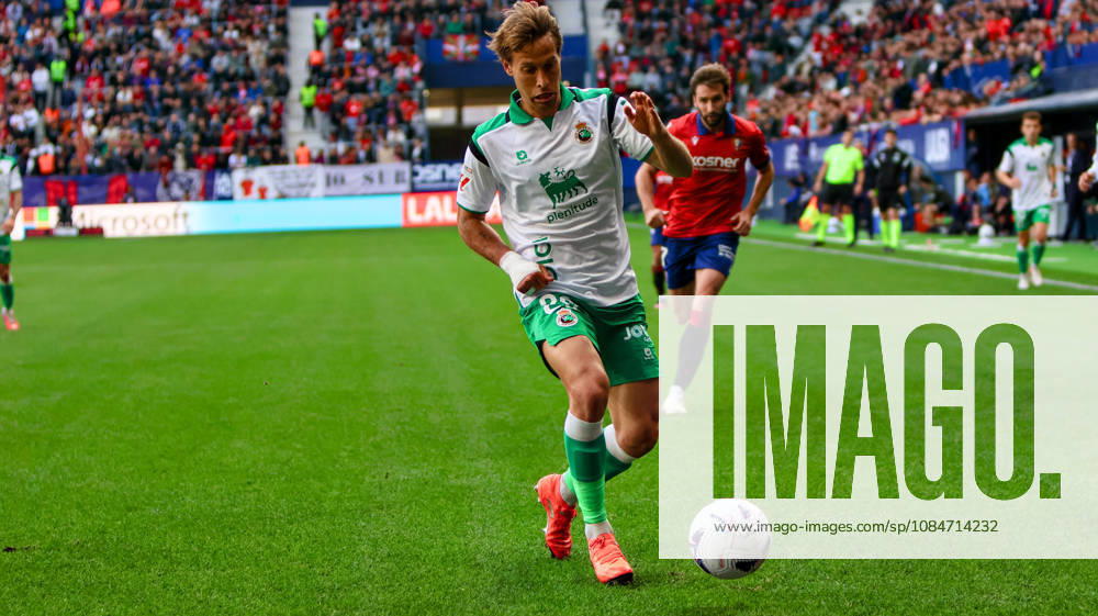 ESP LaLiga EA Sports Atlético Osasuna vs. Racing Santander Sergio Canales of Racing de Santander during the LaLiga EA Sports match between Atlético Osasuna and Racing Santander played at El Sadar Stadium in Pamplona on October 18, 2026, in Spain. Spanish Soccer