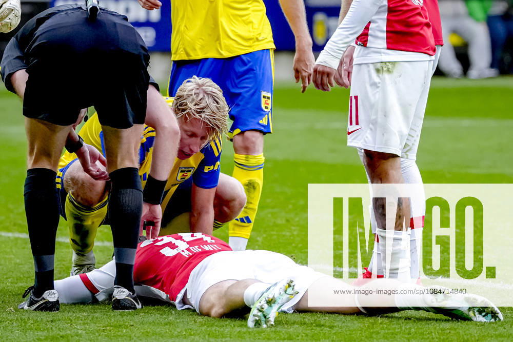 LEEUWARDEN AZ Alkmaar defender Mees de Wit sustained an injury during the Vriendenloterij Eredivisie match between SC Cambuur and AZ at Kooi Stadion on October 18, 2026, in Leeuwarden, the Netherlands ED VAN DE POL EYE4IMAGES DeFodi Images