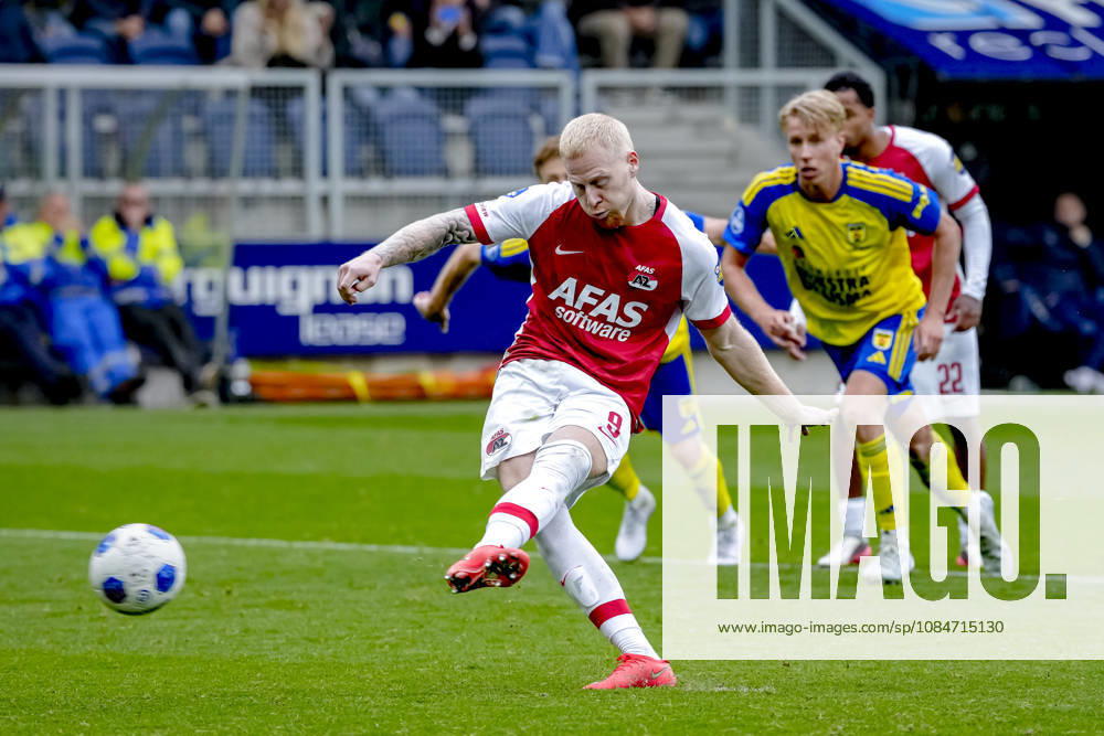 LEEUWARDEN AZ Alkmaar forward Mexx Meerdink scores to tie the game at 2–2 during the Vriendenloterij Eredivisie match between SC Cambuur and AZ at Kooi Stadion on October 18, 2026, in Leeuwarden, Netherlands ED VAN DE POL EYE4IMAGES DeFodi Images