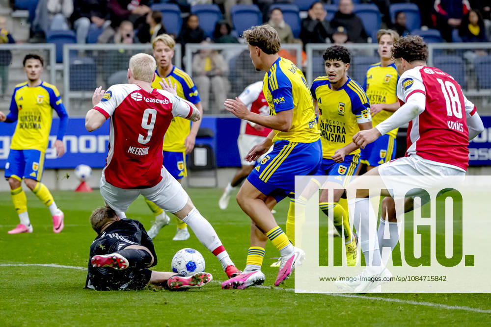 LEEUWARDEN SC Cambuur goalkeeper Thijs Jansen, AZ Alkmaar forward Mexx Meerdink during the Vriendenloterij Eredivisie match between SC Cambuur and AZ at Kooi Stadion on October 18, 2026, in Leeuwarden, the Netherlands ED VAN DE POL EYE4IMAGES DeFodi Images