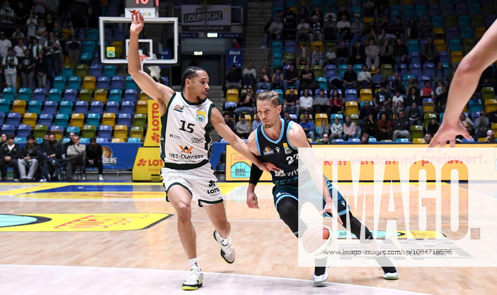 BBL Basketball Cup, Frankfurt Skyliners vs. VET Concept Gladiators Trier, from left: Thomas Klepeisz (Fraport Skyliners Frankfurt), Jordan Roland (Gladiators Trier), one-on-one, matchup, Frankfurt am Main