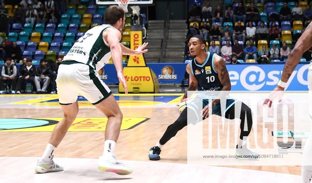 BBL Basketball Cup, Frankfurt Skyliners vs. VET Concept Gladiators Trier, Judah Mintz (Fraport Skyliners Frankfurt), Moritz Krimmer (Gladiators Trier), one-on-one, duel, dribbling, Frankfurt am Main