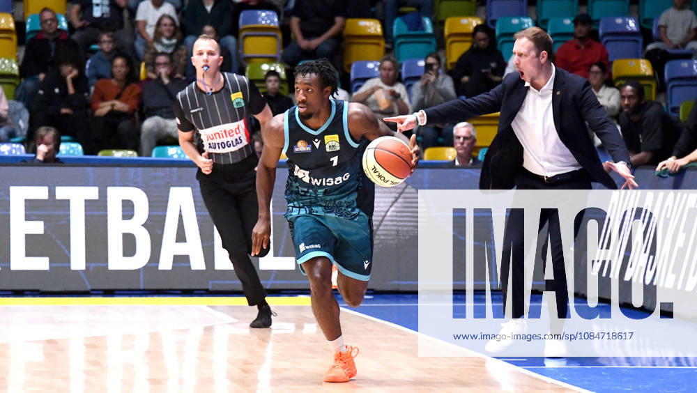 BBL Basketball Cup, Frankfurt Skyliners vs. VET Concept Gladiators Trier, Isaiah Swope of the Fraport Skyliners Frankfurt in a sprint, Head Coach Jacques Schneider of the Gladiators Trier, facial expressions, gestures, emotion, Frankfurt am Main