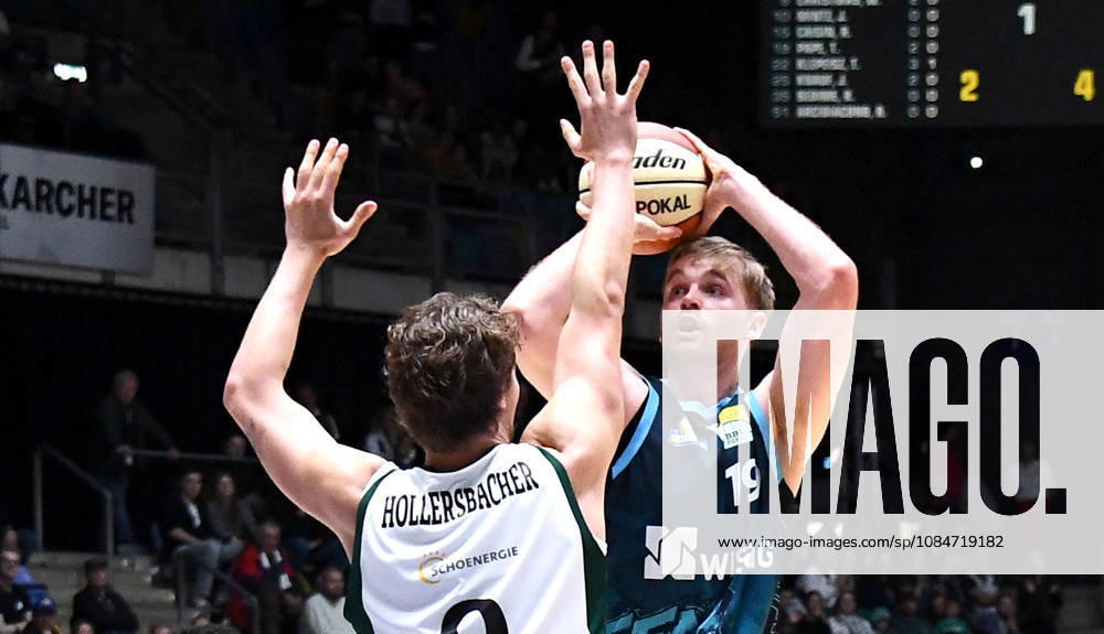 BBL Basketball Cup, Frankfurt Skyliners vs. VET Concept Gladiators Trier, Till Pape (Fraport Skyliners Frankfurt), Marco Hollersbacher (Gladiators Trier), one-on-one, duel, shot, Frankfurt am Main