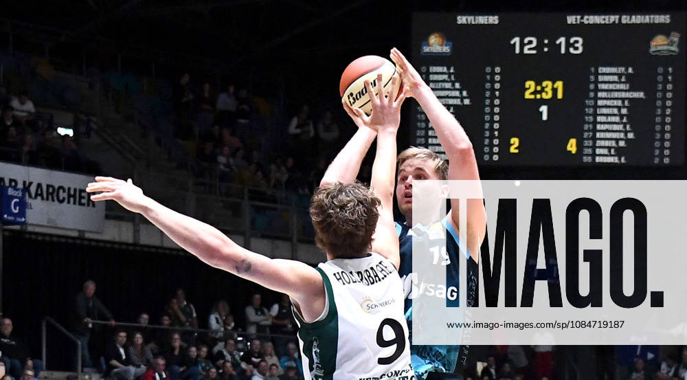BBL Basketball Cup, Frankfurt Skyliners vs. VET Concept Gladiators Trier, Till Pape (Fraport Skyliners Frankfurt), Marco Hollersbacher (Gladiators Trier), one-on-one, duel, shot, Frankfurt am Main