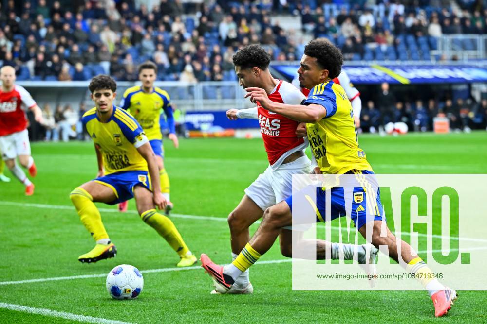 LEEUWARDEN - (lr) Ro-Zangelo Daal of AZ Alkmaar, Rafik el Arguioui of SC Cambuur during the Dutch Eredivisie match between SC Cambuur and AZ Alkmaar at the Kooi Stadion on October 18, 2026 in Leeuwarden, the Netherlands. COR LASKER ANP Eredivisie 2026 27 ANPxSportx IVx 572849502 originalFilename: 572849502