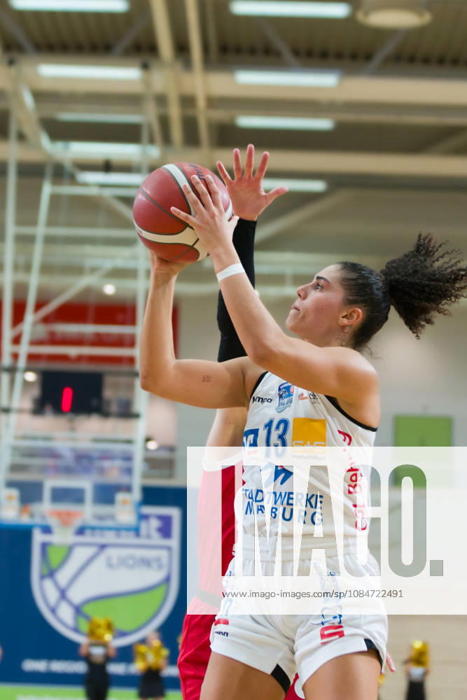 Sara Guerreiro Marburg, 13, Lee Volker Lions, 1, halfit Lions vs. BC Marburg Blue Dolphins, Women s Basketball, 1st Bundesliga, DBBL, Matchday 3 of the 2026–27 season, October 18, 2026, SWH Arena, Saxony-Anhalt, Germany
