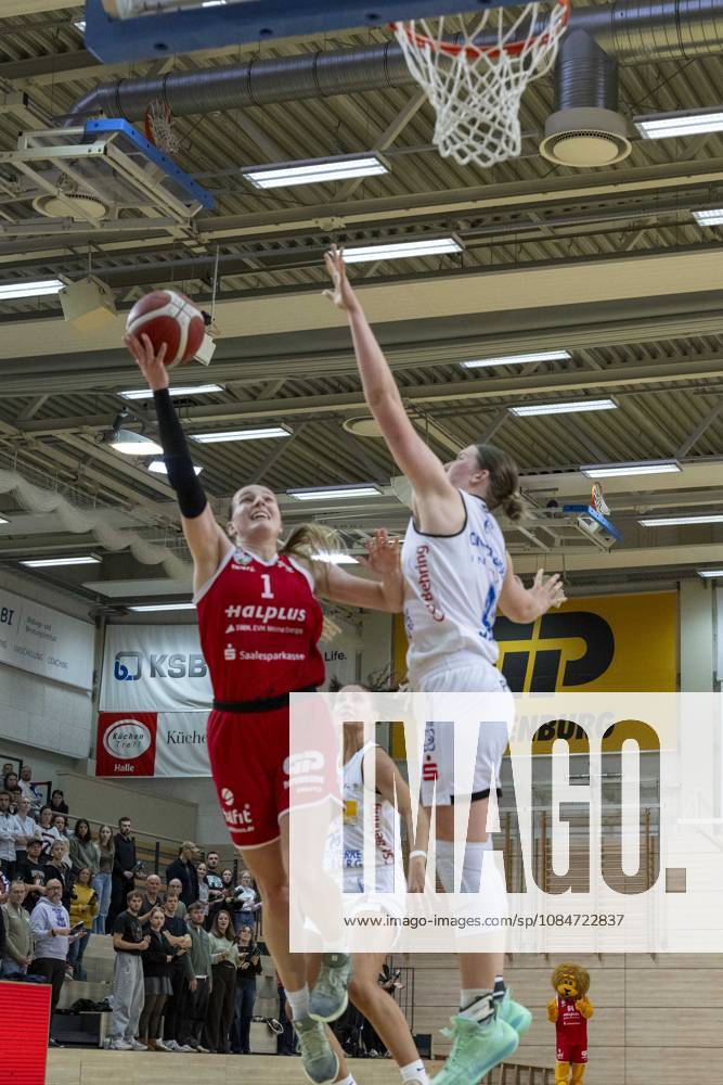 Toyota DBBL 2026–2027 HalFit Lions vs. BC Marburg Halle Saale, Germany, October 18, 2026. Pictured, from left: Lee Volker (Halle) and Allyson Fertig (Marburg Halle Saale), swh Arena, Saxony-Anhalt, Germany