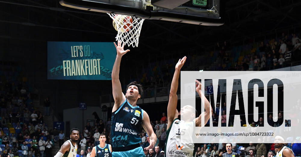 BBL Basketball Cup, Frankfurt Skyliners vs. VET Concept Gladiators Trier; Ryan Arcidiacono, Fraport Skyliners Frankfurt; Jordan Roland, Gladiators Trier; one-on-one, duel, shot; Frankfurt am Main
