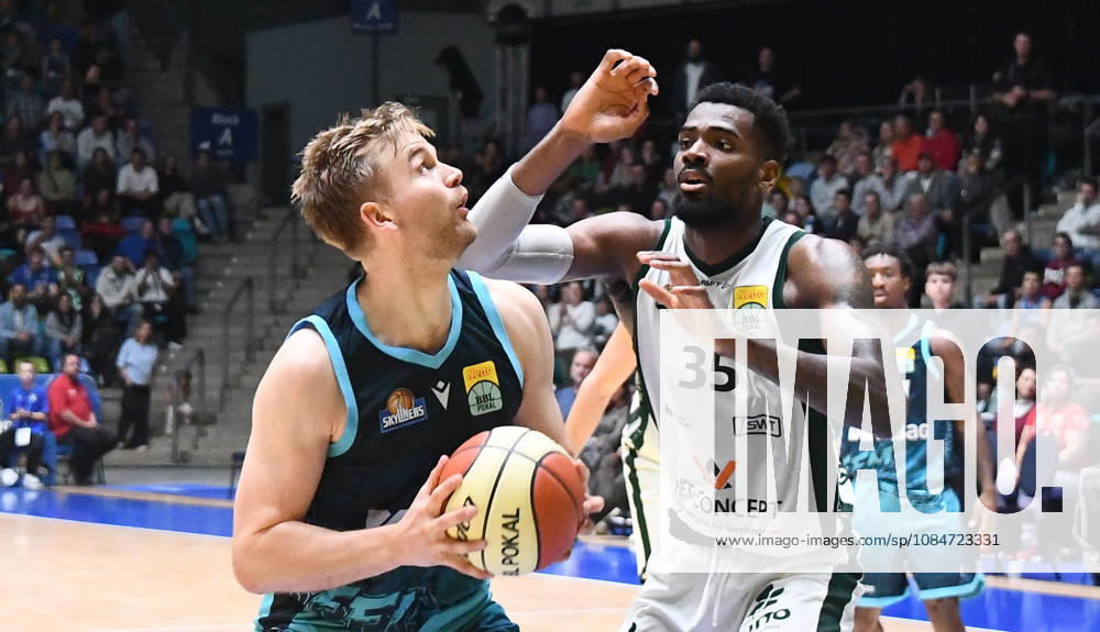 BBL Basketball Cup, Frankfurt Skyliners vs. VET Concept Gladiators Trier, featuring Till Pape of the Fraport Skyliners Frankfurt and Ejiofor Onu of the Gladiators Trier, a head-to-head matchup in Frankfurt am Main