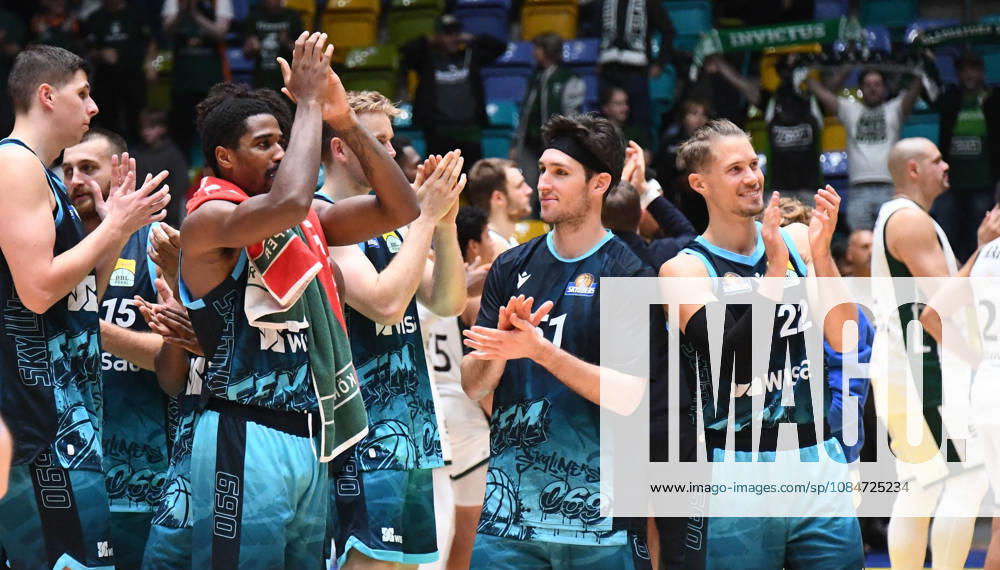 BBL Cup, Frankfurt Skyliners vs. VET Concept Gladiators Trier, from left: William Christmas, Fraport Skyliners Frankfurt, Ryan Arcidiacono, Fraport Skyliners Frankfurt; Thomas Klepeisz, Fraport Skyliners Frankfurt, and others celebrate and cheer the victory with the fans, applauding in Frankfurt am Main