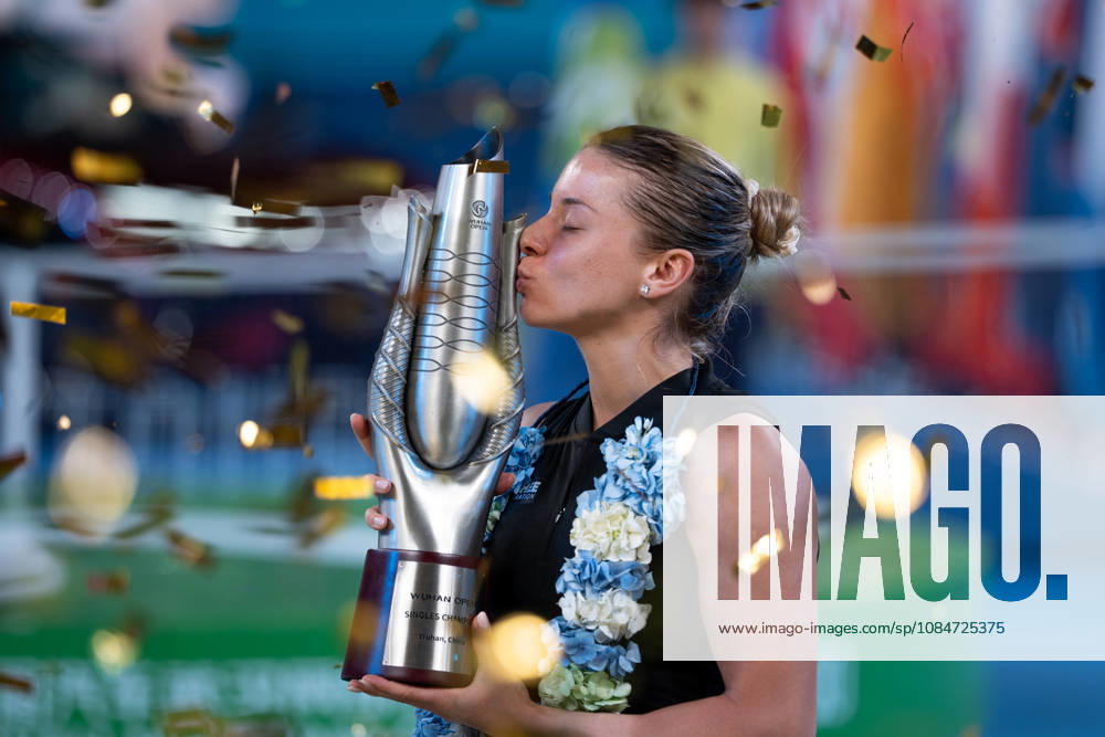 (261018) -- WUHAN, Oct. 18, 2026 -- Maja Chwalinska kisses the trophy during the awarding ceremony after the women s singles final match between Maja Chwalinska of Poland and Sonay Kartal of Britain at the 2026 Wuhan Open tennis tournament in Wuhan, capital of central China s Hubei Province, Oct. 18, 2026. ) (SP)CHINA-WUHAN-TENNIS-WUHAN OPEN-WOMEN S SINGLES-FINAL (CN) WuxZhizun