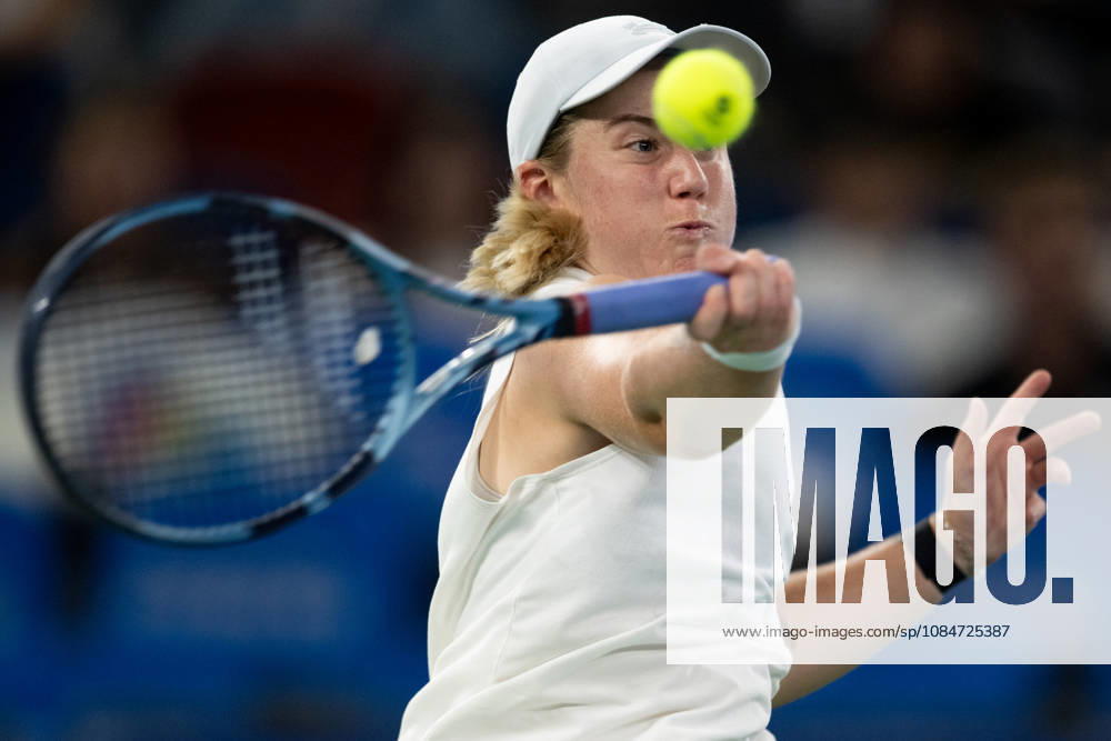 (261018) -- WUHAN, Oct. 18, 2026 -- Sonay Kartal hits a return during the women s singles final match between Maja Chwalinska of Poland and Sonay Kartal of Britain at the 2026 Wuhan Open tennis tournament in Wuhan, capital of central China s Hubei Province, Oct. 18, 2026. ) (SP)CHINA-WUHAN-TENNIS-WUHAN OPEN-WOMEN S SINGLES-FINAL (CN) WuxZhizun