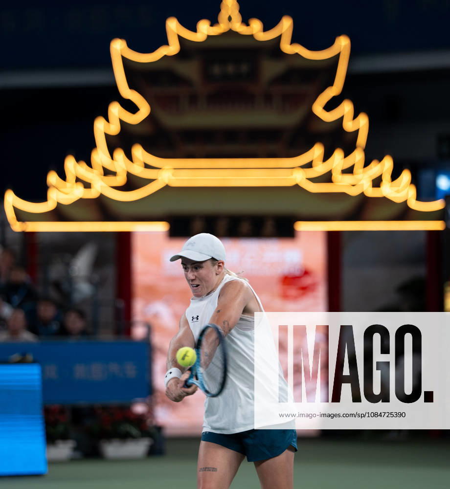 (261018) -- WUHAN, Oct. 18, 2026 -- Sonay Kartal hits a return during the women s singles final match between Maja Chwalinska of Poland and Sonay Kartal of Britain at the 2026 Wuhan Open tennis tournament in Wuhan, capital of central China s Hubei Province, Oct. 18, 2026. ) (SP)CHINA-WUHAN-TENNIS-WUHAN OPEN-WOMEN S SINGLES-FINAL (CN) WuxZhizun