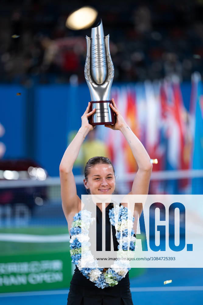 (261018) -- WUHAN, Oct. 18, 2026 -- Maja Chwalinska lifts the trophy during the awarding ceremony after the women s singles final match between Maja Chwalinska of Poland and Sonay Kartal of Britain at the 2026 Wuhan Open tennis tournament in Wuhan, capital of central China s Hubei Province, Oct. 18, 2026. ) (SP)CHINA-WUHAN-TENNIS-WUHAN OPEN-WOMEN S SINGLES-FINAL (CN) WuxZhizun