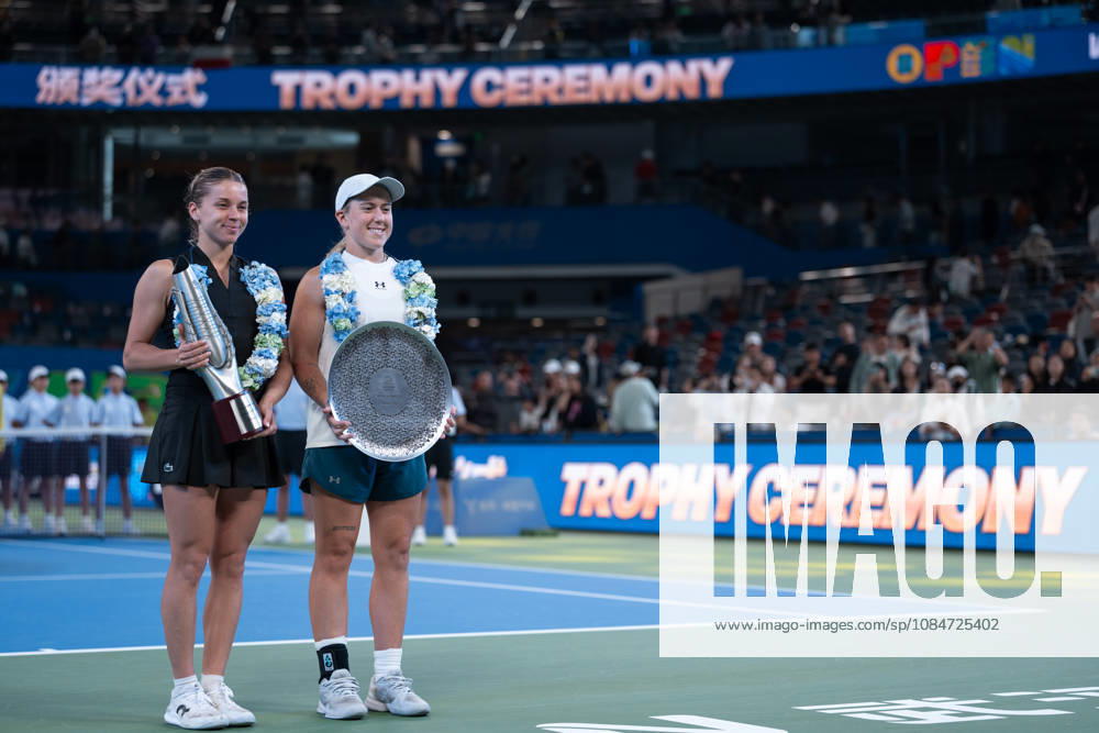 (261018) -- WUHAN, Oct. 18, 2026 -- Maja Chwalinska (L) and Sonay Kartal pose during the awarding ceremony after the women s singles final match between Maja Chwalinska of Poland and Sonay Kartal of Britain at the 2026 Wuhan Open tennis tournament in Wuhan, capital of central China s Hubei Province, Oct. 18, 2026. ) (SP)CHINA-WUHAN-TENNIS-WUHAN OPEN-WOMEN S SINGLES-FINAL (CN) WuxZhizun