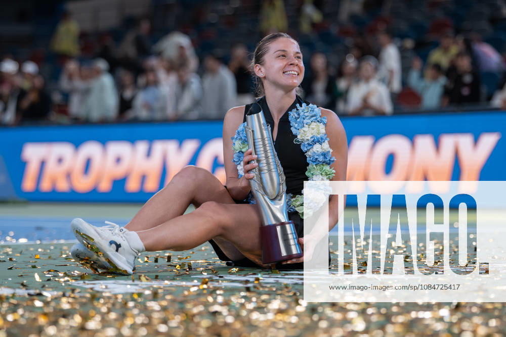 (261018) -- WUHAN, Oct. 18, 2026 -- Maja Chwalinska holds the trophy during the awarding ceremony after the women s singles final match between Maja Chwalinska of Poland and Sonay Kartal of Britain at the 2026 Wuhan Open tennis tournament in Wuhan, capital of central China s Hubei Province, Oct. 18, 2026. ) (SP)CHINA-WUHAN-TENNIS-WUHAN OPEN-WOMEN S SINGLES-FINAL (CN) WuxZhizun