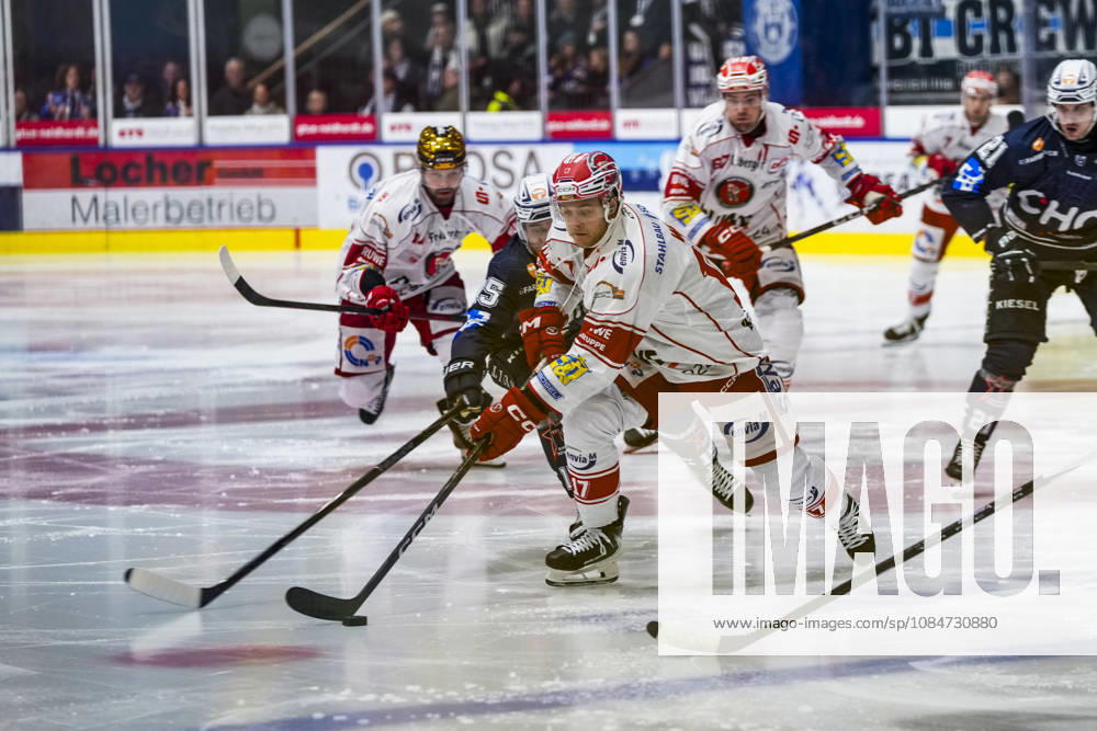 Battle for the Puck: Face-off between Anselm Gerg of the Ravensburg Towerstars, 15, and Logan Will of the Eispiraten Crimmitschau, 17, GER, Ravensburg Towerstars vs. Eispiraten Crimmitschau, ice hockey, DEL2 regular season, Matchday 10, 2026–2027 season, October 18, 2026, GER, Ravensburg Towerstars vs. Eispiraten Crimmitschau, Ice Hockey, DEL2 Regular Season, Matchday 10, 2026–2027 Season, October 18, 2026, Ravensburg