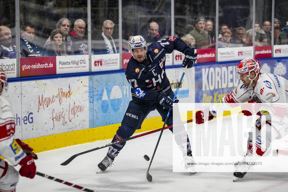 Battle for the Puck: Face-off between Robbie Czarnik of the Ravensburg Towerstars (77) and Emil Quaas of the Eispiraten Crimmitschau (20), GER, Ravensburg Towerstars vs. Eispiraten Crimmitschau, Ice Hockey, DEL2 Regular Season, Matchday 10, 2026–2027 Season, October 18, 2026, GER, Ravensburg Towerstars vs. Eispiraten Crimmitschau, Ice Hockey, DEL2 Regular Season, Matchday 10, 2026–2027 Season, October 18, 2026, Ravensburg