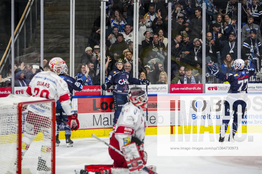 Goal celebration for the 1-0 goal by Mark Rassell, Ravensburg Towerstars, 92, GER, Ravensburg Towerstars vs. Eispiraten Crimmitschau, ice hockey, DEL2 regular season, Matchday 10, 2026–2027 season, October 18, 2026, GER, Ravensburg Towerstars vs. Eispiraten Crimmitschau, Ice Hockey, DEL2 Regular Season, Matchday 10, 2026–2027 Season, October 18, 2026, Ravensburg