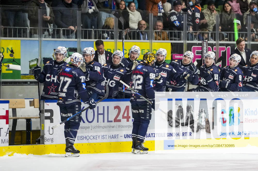 Mark Rassell, Ravensburg Towerstars, celebrating with a high-five on the bench after scoring the 1-0 goal, GER, Ravensburg Towerstars vs. Eispiraten Crimmitschau, ice hockey, DEL2 regular season, Matchday 10, 2026–2027 season, October 18, 2026, GER, Ravensburg Towerstars vs. Eispiraten Crimmitschau, ice hockey, DEL2 regular season, Matchday 10, 2026–2027 season, October 18, 2026, Ravensburg