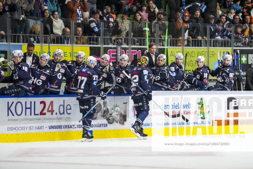 Mark Rassell, Ravensburg Towerstars, celebrating with a high-five on the bench after scoring the 1-0 goal, GER, Ravensburg Towerstars vs. Eispiraten Crimmitschau, ice hockey, DEL2 regular season, Matchday 10, 2026–2027 season, October 18, 2026, GER, Ravensburg Towerstars vs. Eispiraten Crimmitschau, ice hockey, DEL2 regular season, Matchday 10, 2026–2027 season, October 18, 2026, Ravensburg