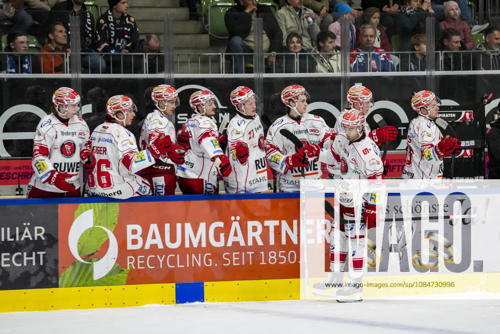 Adam McCormick, Eispiraten Crimmitschau, high-fiving teammates on the bench after scoring the 1-1 goal, GER, Ravensburg Towerstars vs. Eispiraten Crimmitschau, ice hockey, DEL2 regular season, Matchday 10, 2026–2027 season, October 18, 2026, GER, Ravensburg Towerstars vs. Eispiraten Crimmitschau, ice hockey, DEL2 regular season, Matchday 10, 2026–2027 season, October 18, 2026, Ravensburg