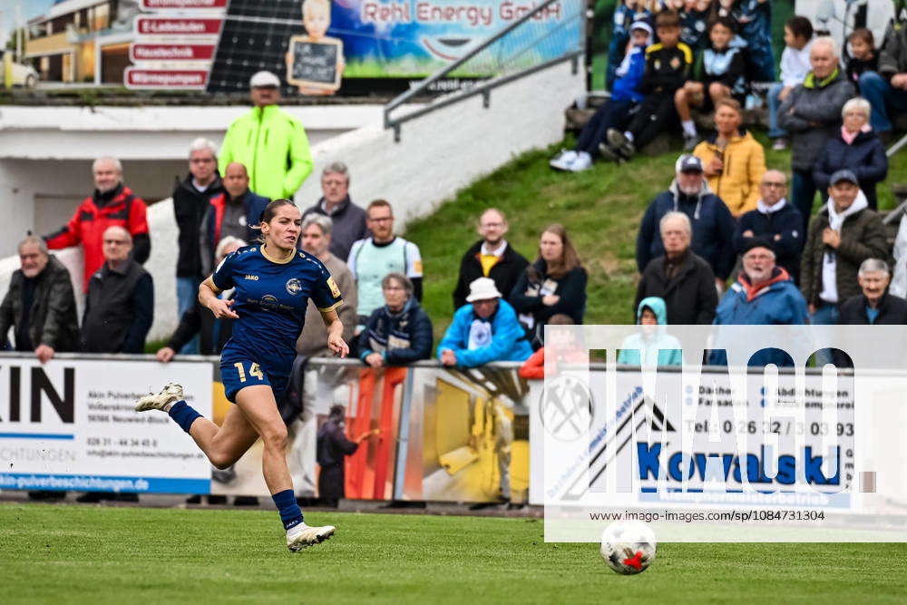 Soccer, Women s Bundesliga 2, 2026–2027, Matchday 9, SG 99 Andernach vs. SGS Essen; Mia Trombin of Andernach runs after the ball down the wing