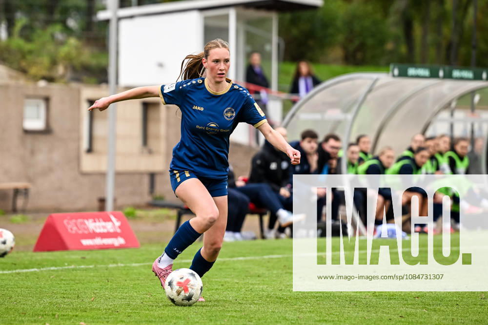 Soccer, Women s Bundesliga 2, 2026–2027, Matchday 9, SG 99 Andernach vs. SGS Essen; Ina Keller 11; Andernach carries the ball down the wing