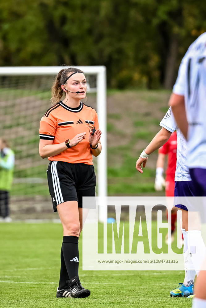Soccer, Women s Bundesliga 2, 2026–2027 season, Matchday 9, SG 99 Andernach vs. SGS Essen; Referee Sina Gieringer cautions an Essen player