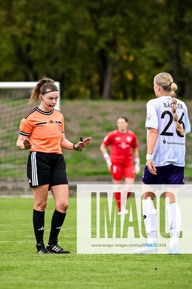 Soccer, Women s Bundesliga 2, 2026–2027 season, Matchday 9, SG 99 Andernach vs. SGS Essen; Referee Sina Gieringer cautions an Essen player