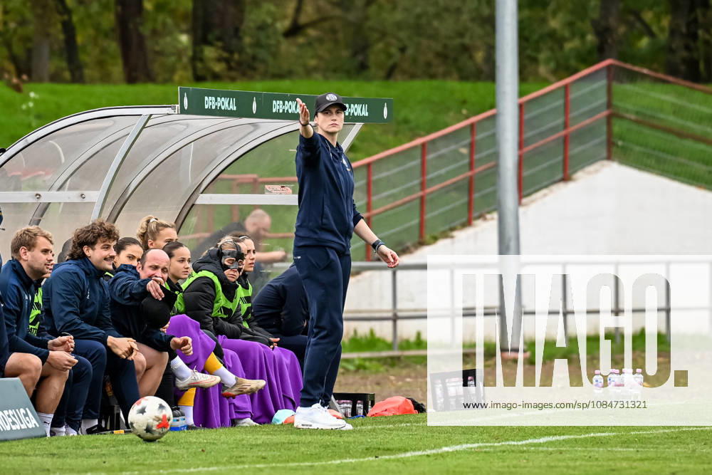 Soccer, Women s Bundesliga 2, 2026–2027 season, Matchday 9, SG 99 Andernach vs. SGS Essen; Essen s head coach, Heleen Jaques, gestures during the game