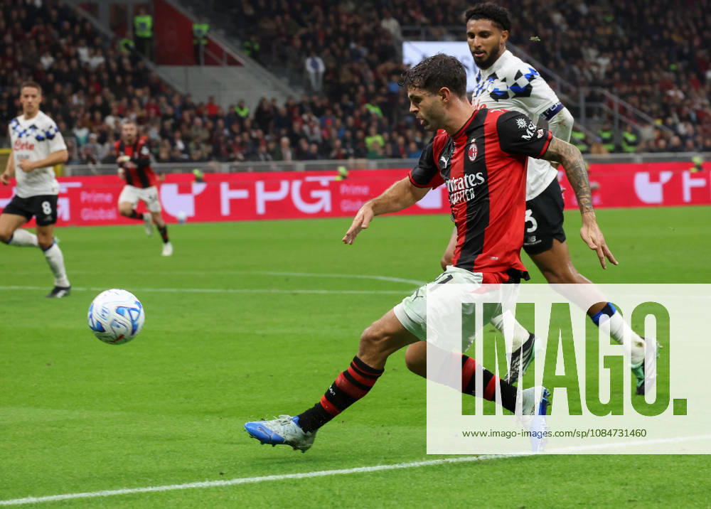 AC Milan s mildfielder Christian Pulisic in action against Atalanta s mildfielder Ederson during the Italian Serie A soccer match AC Milan vs Atalanta at Giuseppe Meazza Stadium in Milan, Italy,18 October 2026. ANSA ROBERTO BREGANI. Soccer. Serie A; AC Milan-Atalanta - ZUMAa110 20261018_zaf_a110_051