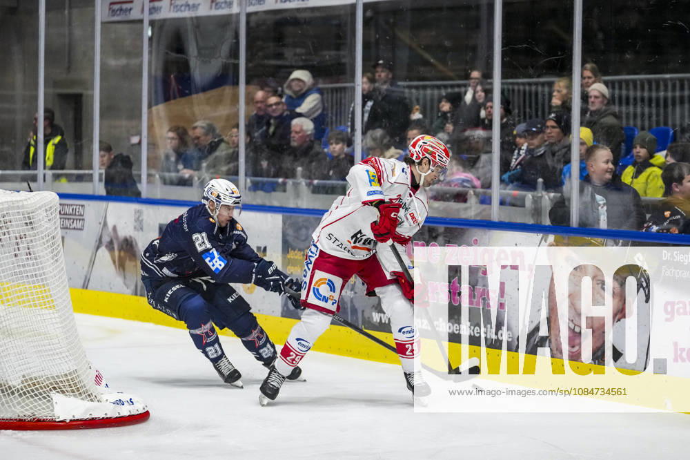 Battle for the Puck: Face-off between Matej Mrazek of the Ravensburg Towerstars, 21, and Finn Fuchs of the Eispiraten Crimmitschau, 29, GER, Ravensburg Towerstars vs. Eispiraten Crimmitschau, Ice Hockey, DEL2 Regular Season, Matchday 10, 2026–2027 Season, October 18, 2026, GER, Ravensburg Towerstars vs. Eispiraten Crimmitschau, Ice Hockey, DEL2 Regular Season, Matchday 10, 2026–2027 Season, October 18, 2026, Ravensburg