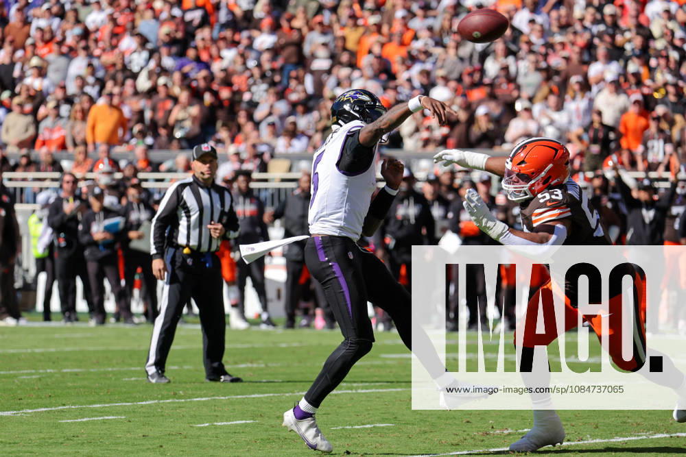 CLEVELAND, OH - OCTOBER 18: Baltimore Ravens quarterback Tyler Huntley (5) throws a 2-yard touchdown pass as Cleveland Browns defensive end Chris Williams (53) applies pressure during the first quarter of the National Football League game between the Baltimore Ravens and Cleveland Browns on October 18, 2026, at Huntington Bank Field in Cleveland, OH. (Photo by Frank Jansky Icon Sportswire) NFL, American Football Herren, USA OCT 18 Ravens at Browns Icon261018005