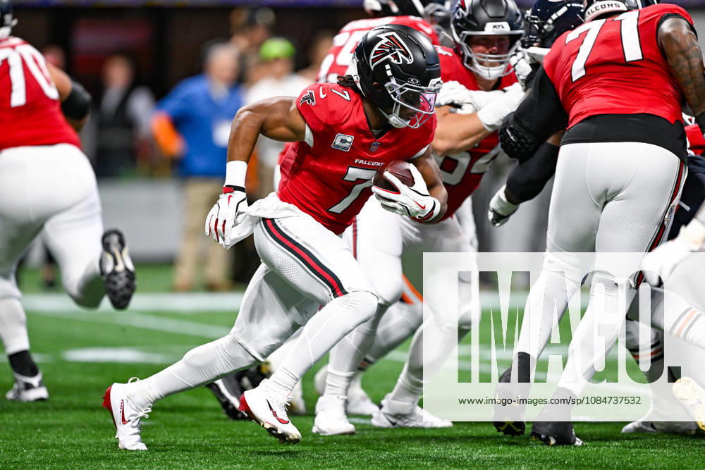 ATLANTA, GA - OCTOBER 18: Atlanta running back Bijan Robinson (7) runs the ball during the NFL, American Football Herren, USA game between the Chicago Bears and the Atlanta Falcons on October 18th, 2026 at Mercedes-Benz Stadium in Atlanta, GA. (Photo by Rich von Biberstein Icon Sportswire) NFL: OCT 18 Bears at Falcons Icon261018007