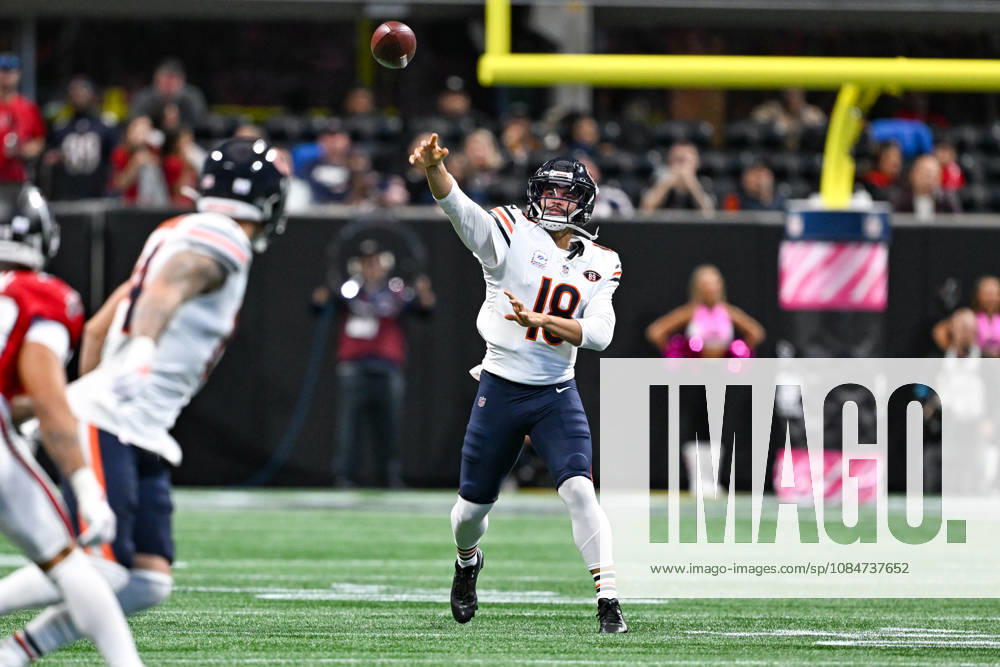 ATLANTA, GA - OCTOBER 18: Chicago quarterback Caleb Williams (18) passes the ball during the NFL, American Football Herren, USA game between the Chicago Bears and the Atlanta Falcons on October 18th, 2026 at Mercedes-Benz Stadium in Atlanta, GA. (Photo by Rich von Biberstein Icon Sportswire) NFL: OCT 18 Bears at Falcons Icon261018014
