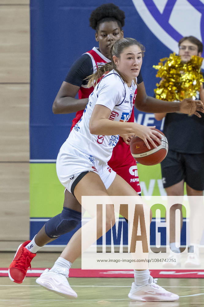 Toyota DBBL 2026–2027 HalFit Lions vs. BC Marburg Halle Saale, Germany, October 18, 2026. Pictured, from left: Khalis Cain (Halle) and Lilly Meister (Marburg Halle Saale) at the swh Arena in Saxony-Anhalt, Germany