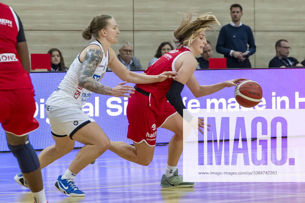 Toyota DBBL 2026–2027: HalFit Lions vs. BC Marburg, Halle an der Saale, Germany, October 18, 2026. Pictured, from left: Lea Debeljak (Marburg) and Lee Volker (Halle an der Saale), swh Arena, Saxony-Anhalt, Germany