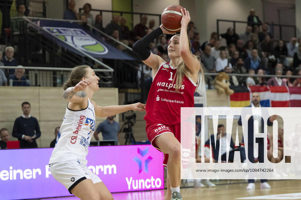 Toyota DBBL 2026–2027: HalFit Lions vs. BC Marburg, Halle (Saale), Germany, October 18, 2026. Pictured: Lea Debeljak (Marburg) and Lee Volker (Halle), Halle (Saale), swh Arena, Saxony-Anhalt, Germany