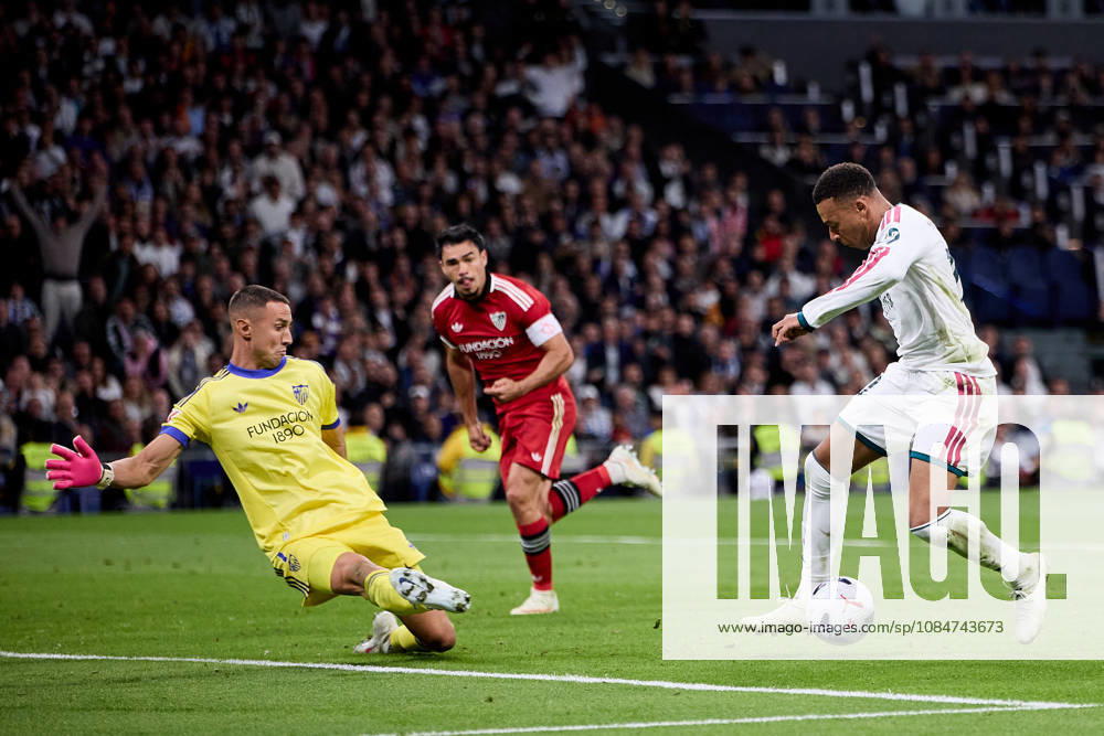 Kylian Mbappe of Real Madrid CF and Odysseas Vlachodimos of Sevilla FC during La Liga football match between Real Madrid CF and Sevilla at Santiago Bernabeu Stadium in Madrid, Spain, October 18, 2026 Soccer 2026: Real Madrid CF Vs Sevilla - ZUMAa206 20261018_zsp_a206_054