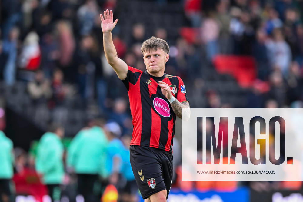 Bournemouth v Sunderland, Premier League Ben Gannon-Doak (11) of AFC Bournemouth waves at the fans at full time during the Premier League match between Bournemouth and Sunderland at the Vitality Stadium, Bournemouth, UK on 18 October 2026. Bournemouth Vitality Stadium Dorset UK Editorial use only DataCo restrictions apply See www.football-dataco.com ,