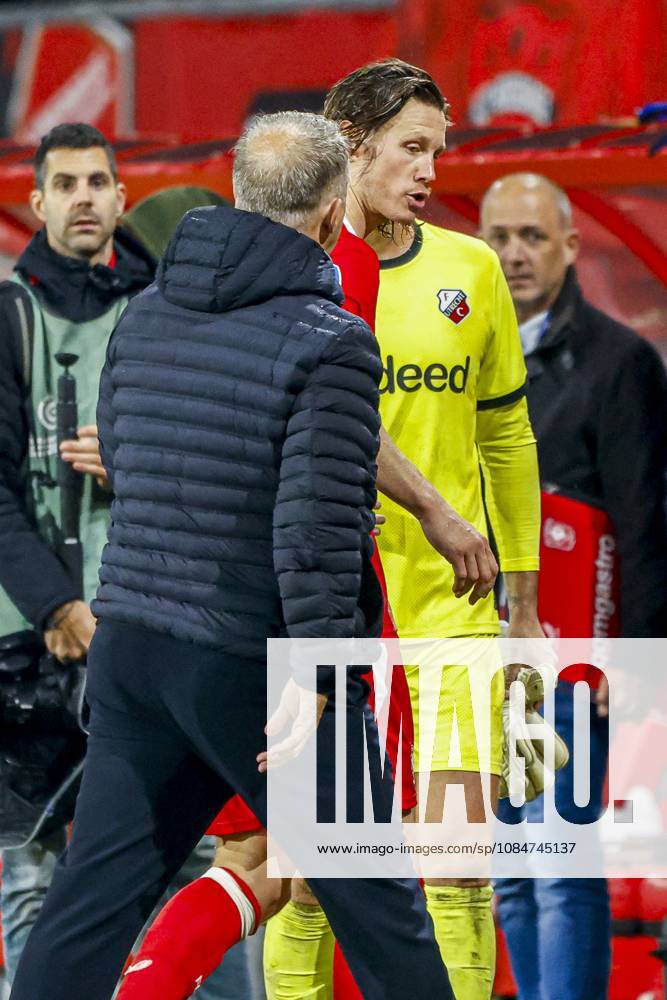 ENSCHEDE - Wout Weghorst of FC Twente reacts to the loss and FC Twente Head Coach John van den Brom after the Eredivisie match between FC Twente and FC Utrecht at De Grolsch Veste on October 18, 2026 in Enschede, the Netherlands. WART BRINKERHOF ANP Eredivisie 2026 27 ANPxSportx xMarcelxterxBalsxIVx 572888998 originalFilename: 572888998