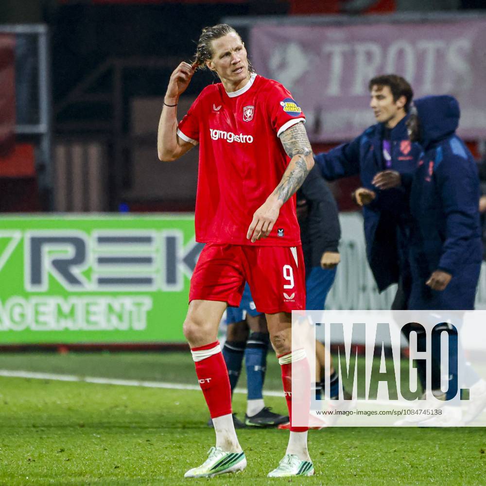 ENSCHEDE - Wout Weghorst of FC Twente reacts to the loss after the Eredivisie match between FC Twente and FC Utrecht at De Grolsch Veste on October 18, 2026, in Enschede, the Netherlands. WART BRINKERHOF ANP Eredivisie 2026 27 ANPxSportx xMarcelxterxBalsxIVx 572889029 originalFilename: 572889029