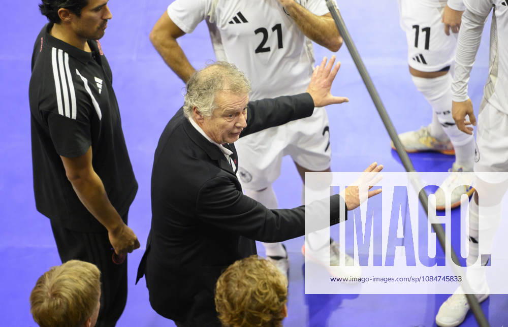 National team coach Marcel Loosveld (GER) gives instructions during a timeout, gesturing, Futsal World Cup qualifying match between Germany and Lithuania (4–2), on October 18, 2026, at the Westenergie Sporthalle in Mülheim an der Ruhr, Germany