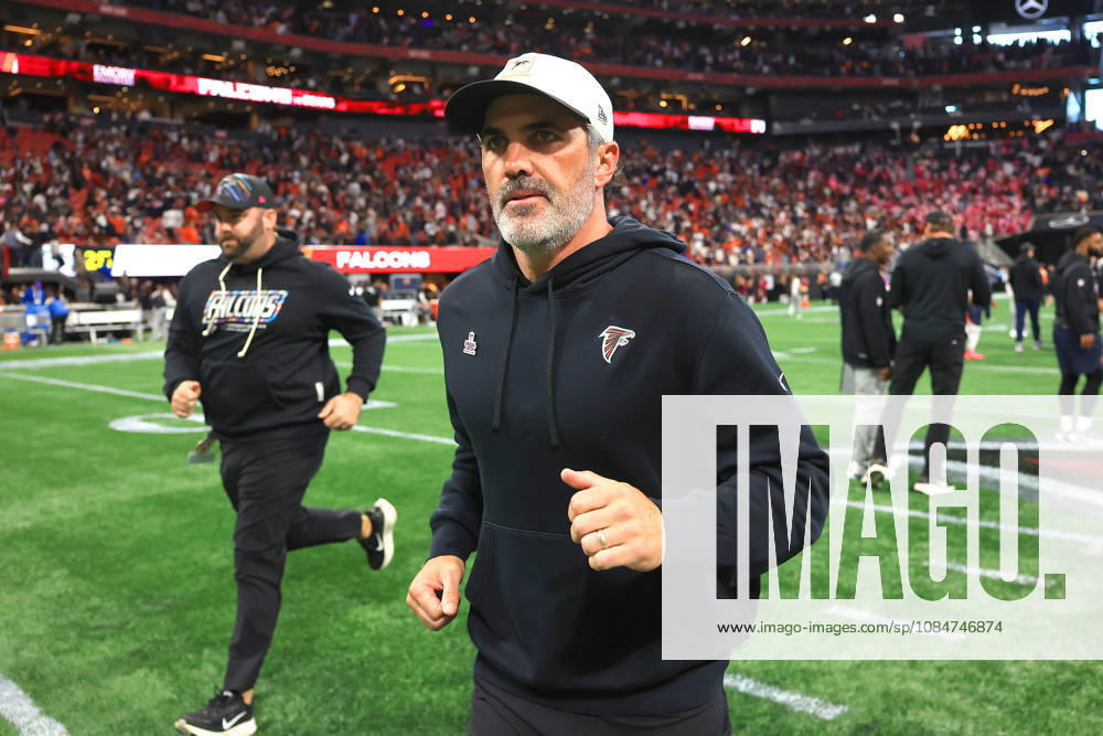 ATLANTA, GA - OCTOBER 18: Kevin Stefanski of the Atlanta Falcons leaving the field after the Sunday afternoon NFL, American Football Herren, USA game between the Atlanta Falcons and the Chicago Bears on October 18, 2026 at the Mercedes-Benz Stadium in Atlanta, GA. (Photo by David J. Griffin Icon Sportswire) NFL: OCT 18 Bears at Falcons Icon9532610180617