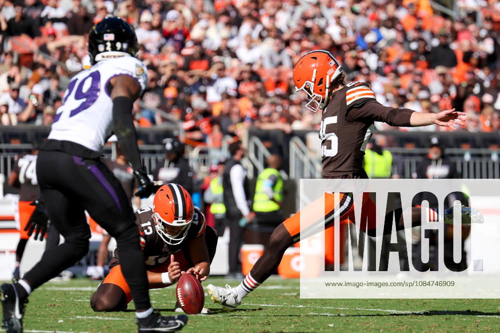CLEVELAND, OH - OCTOBER 18: Cleveland Browns place kicker Andre Szmyt (25) kicks a 48-yard field goal during the third quarter of the National Football League game between the Baltimore Ravens and Cleveland Browns on October 18, 2026, at Huntington Bank Field in Cleveland, OH. (Photo by Frank Jansky Icon Sportswire) NFL, American Football Herren, USA OCT 18 Ravens at Browns Icon261018018