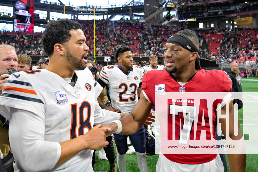 ATLANTA, GA - OCTOBER 18: Chicago quarterback Caleb Williams (18) talks with Atlanta running back Bijan Robinson (7) following the conclusion of the NFL, American Football Herren, USA game between the Chicago Bears and the Atlanta Falcons on October 18th, 2026 at Mercedes-Benz Stadium in Atlanta, GA. (Photo by Rich von Biberstein Icon Sportswire) NFL: OCT 18 Bears at Falcons Icon261018018