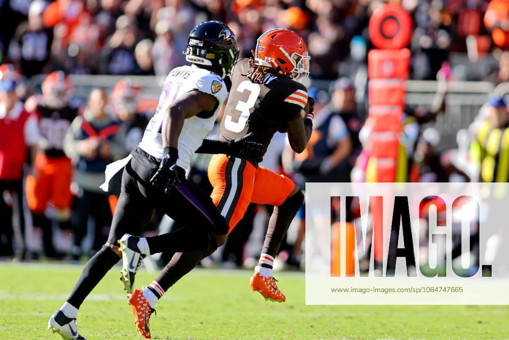 CLEVELAND, OH - OCTOBER 18: Cleveland Browns wide receiver Jerry Jeudy (3) runs after making a catch as Baltimore Ravens safety Jaylinn Hawkins (21) defends during the fourth quarter of the National Football League game between the Baltimore Ravens and Cleveland Browns on October 18, 2026, at Huntington Bank Field in Cleveland, OH. (Photo by Frank Jansky Icon Sportswire) NFL, American Football Herren, USA OCT 18 Ravens at Browns Icon261018030